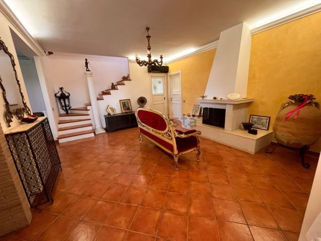 Case e ville in vendita di 320 m² in Via Rocca Priora, 3