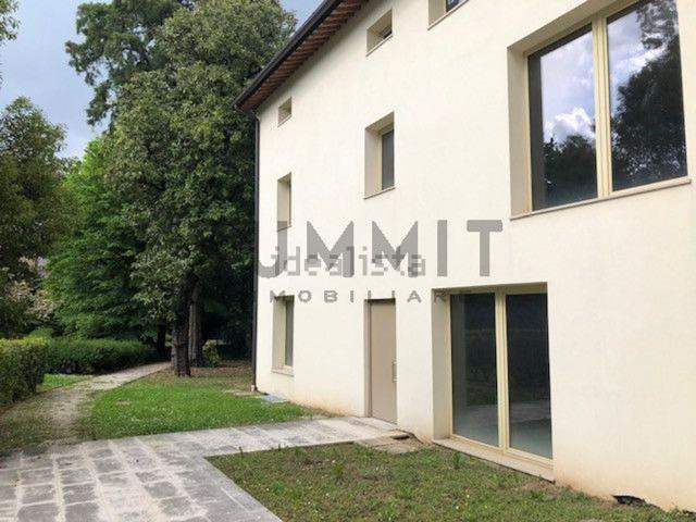 Case e ville in vendita di 320 m² in Via Romana Rompato
