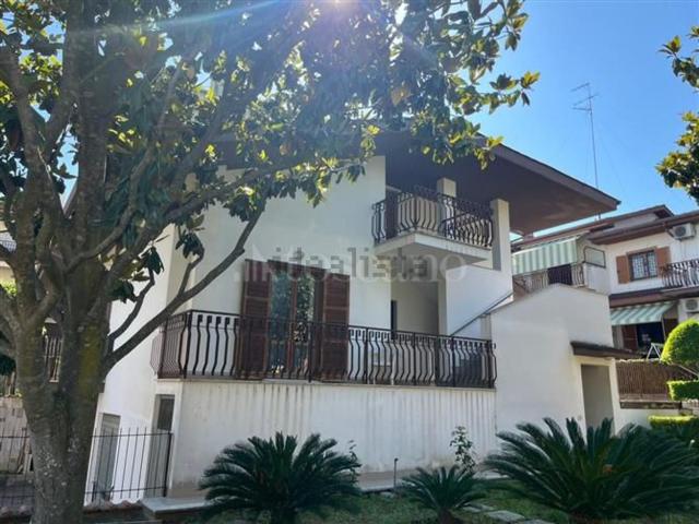 Case e ville in vendita di 320 m² in Via Reatina