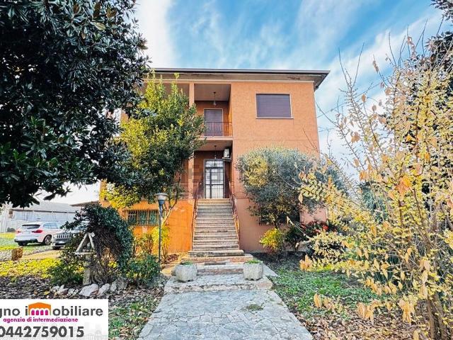 Case e ville in vendita di 320 m² in Via Valle Castagnaro