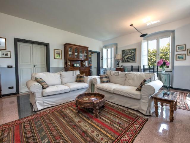 Case e ville in vendita di 320 m² in Via Villa Oneto, 114