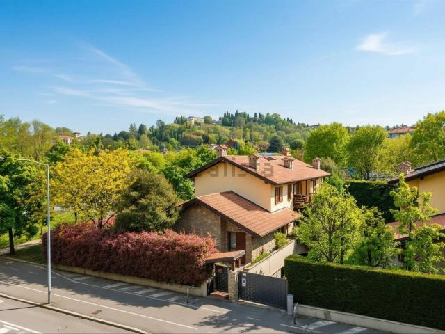 Case e ville in vendita di 320 m² in Viale Curie Pietro e Maria