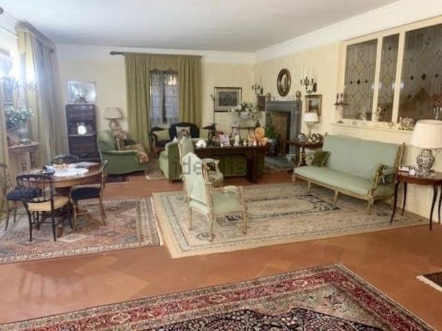 Case e ville in vendita di 320 m² in Viale del Tirreno, 107