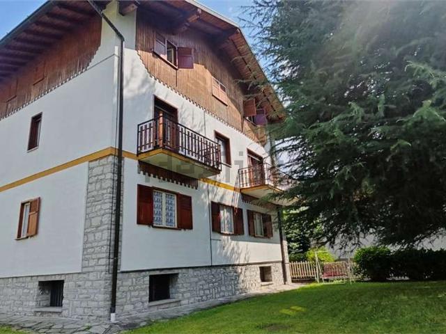 Case e ville in vendita di 320 m² in Viale delle Grigne, 25