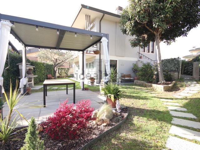 Case e ville in vendita di 320 m² in Viale G. Puccini, 1769