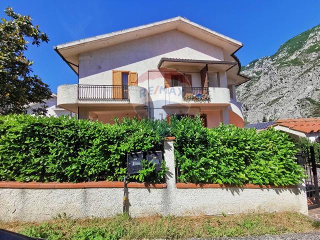 Case e ville in vendita di 320 m² in Viale Maiella, 6
