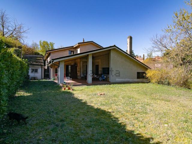 Case e ville in vendita di 320 m² in Viale Rimembranze, 2
