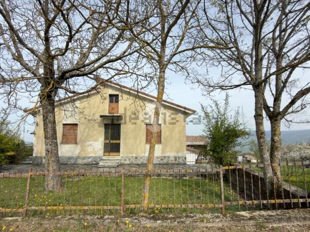 Case e ville in vendita di 320 m² in Frazione Crotta, 48