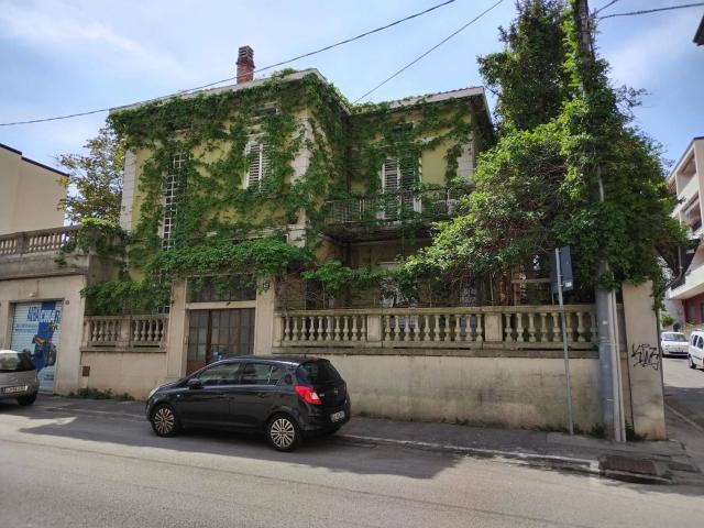 Case e ville in vendita di 320 m² in Strada di Fiume, 43