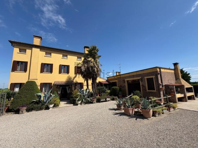 Case e ville in vendita di 320 m² in Strada Privata Cavallo