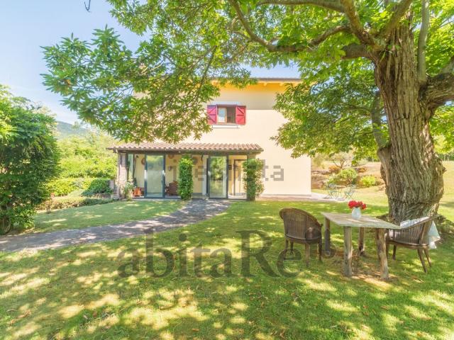 Case e ville in vendita di 320 m² in Strada Romana, 15