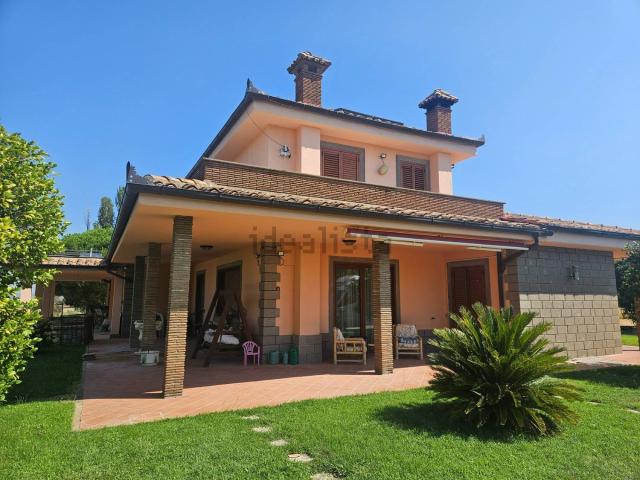 Case e ville in vendita di 320 m² in Strada Tobia