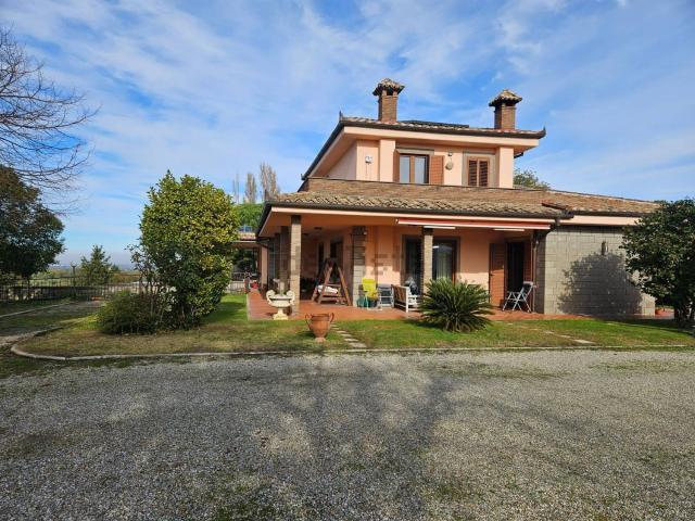 Case e ville in vendita di 320 m² in Strada Tobia