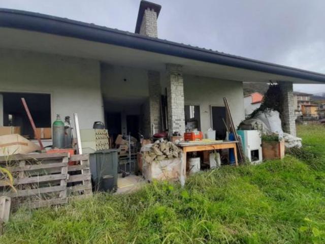 Case e ville in vendita di 321 m² in Via R. Carlassare, 7