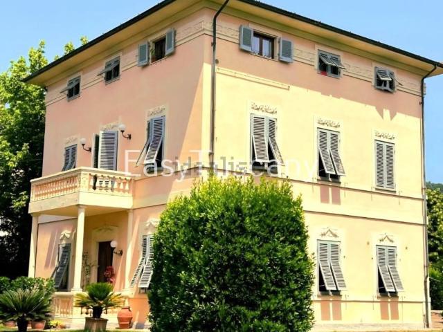Case e ville in vendita di 322 m² in Via Catalani