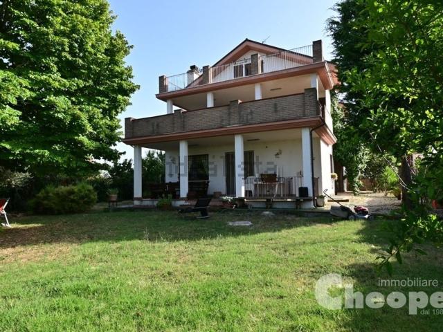 Case e ville in vendita di 322 m² in Via Casale