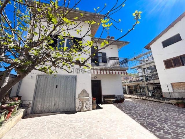 Case e ville in vendita di 322 m² in Via Gioacchino Volpe, 33