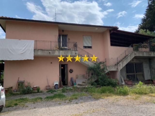Case e ville in vendita di 322 m² in Via Duchi di Montefeltro
