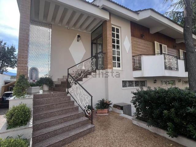 Case e ville in vendita di 322 m² in Via Nuova Cirillo