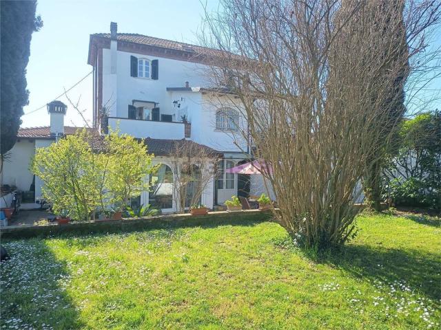Case e ville in vendita di 322 m² in Strada Statale 1, 112