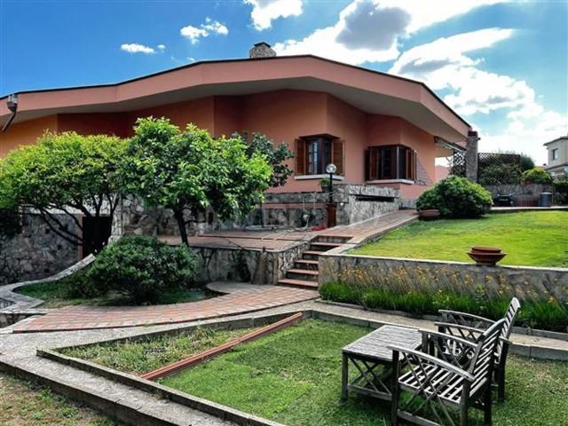 Case e ville in vendita di 323 m² in Via C. Maderno