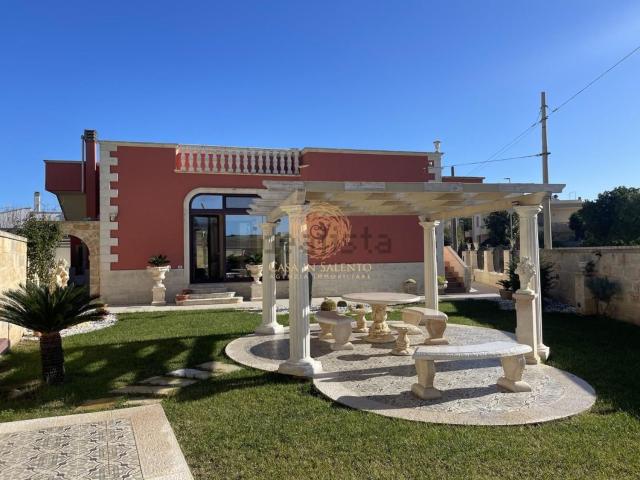 Case e ville in vendita di 323 m² in Via Giuseppe Verdi, 73030