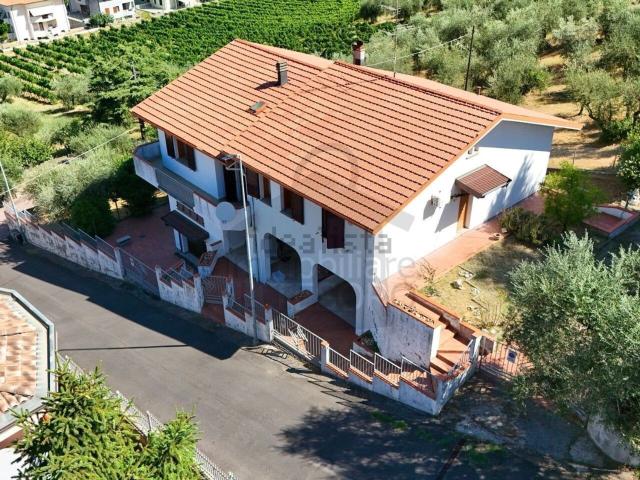 Case e ville in vendita di 323 m² in Via del Colle, 20