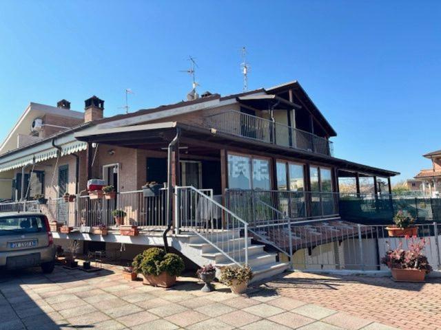Case e ville in vendita di 323 m² in Via Francesco Petrarca, 26