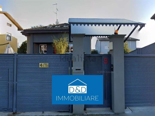 Case e ville in vendita di 323 m² in Via Martiri della Libertà, 9