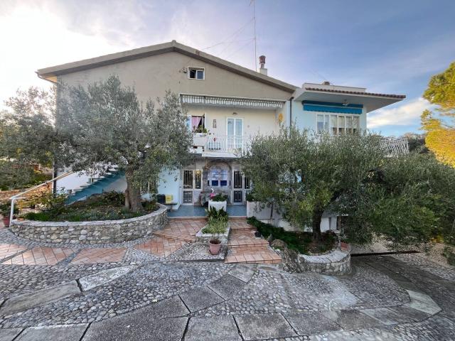 Case e ville in vendita di 324 m² in Via Alessandro III