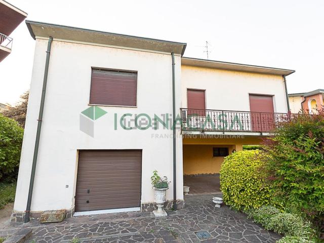 Case e ville in vendita di 324 m² in Via Indipendenza