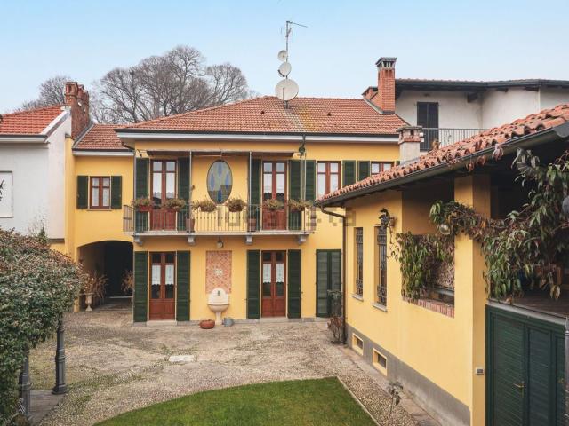 Case e ville in vendita di 324 m² in Via IV Novembre