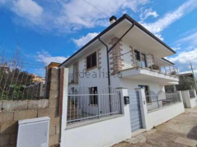 Case e ville in vendita di 324 m² in Via Milano