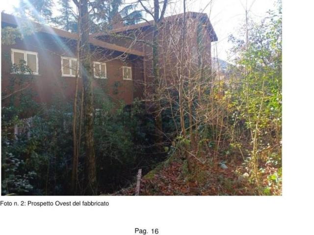Case e ville in vendita di 325 m² in Via Calabria, 18
