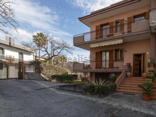 Case e ville in vendita di 325 m² in Via Cardinale Nava, 12