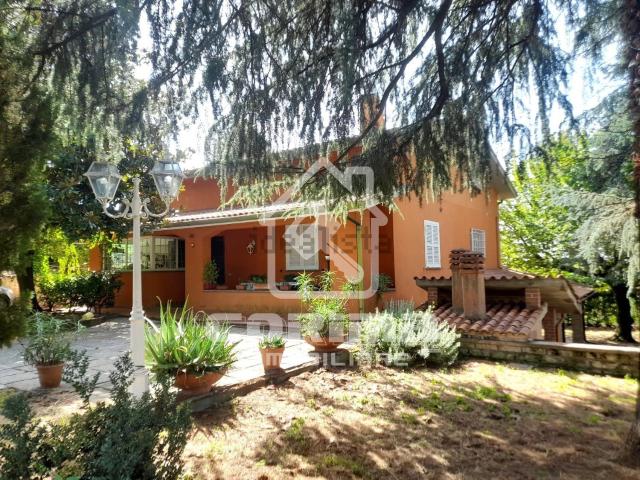 Case e ville in vendita di 325 m² in Via Giuseppe Garibaldi