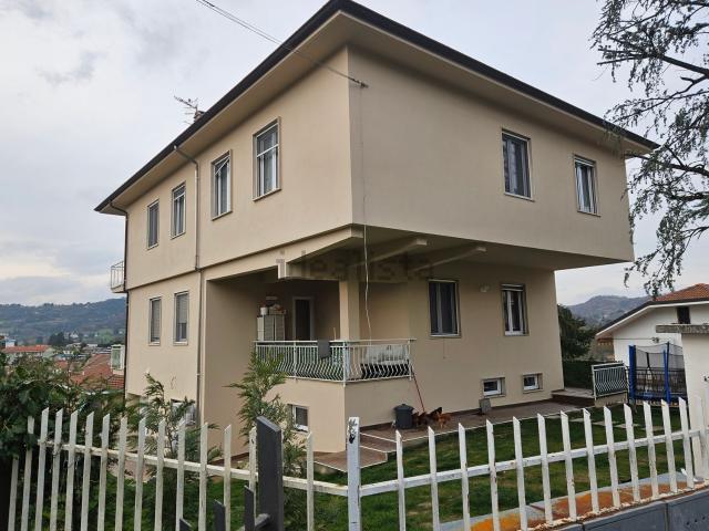 Case e ville in vendita di 325 m² in Via Giacomo Leopardi, 3