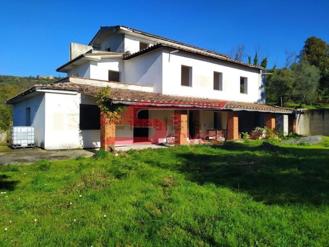 Case e ville in vendita di 325 m² in Via della Grotta Giusti, 51015
