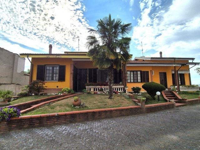 Case e ville in vendita di 325 m² in Via Ermenegildo Sampietro, 33