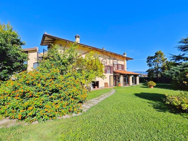 Case e ville in vendita di 325 m² in Via Forano, 9