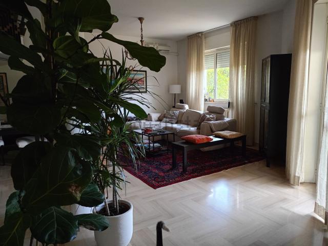 Case e ville in vendita di 325 m² in Via Scorrano