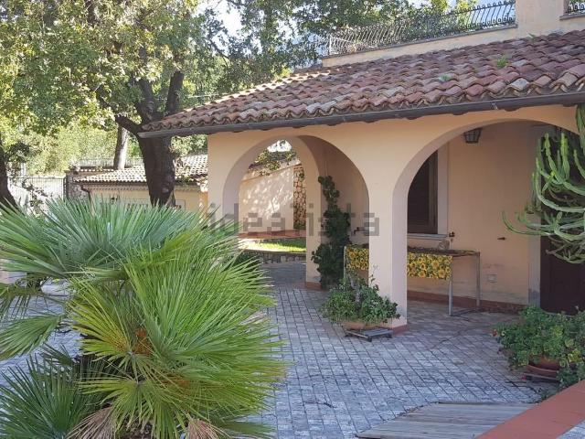 Case e ville in vendita di 325 m² in Via Vallina