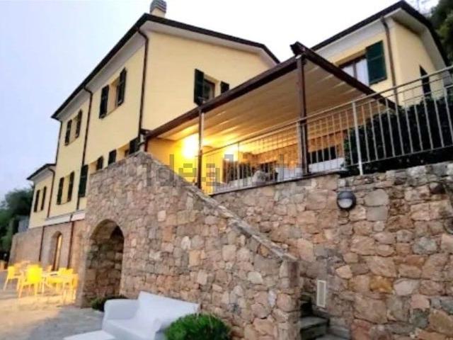 Case e ville in vendita di 325 m² in Via Vecchiora, 37