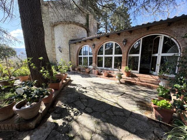 Case e ville in vendita di 325 m² in Strada Santa Maria in Valle, 56