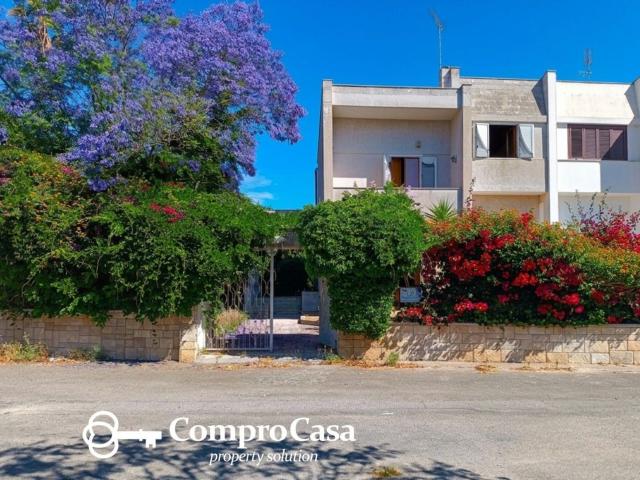 Case e ville in vendita di 326 m² in Via Francesco Camassa