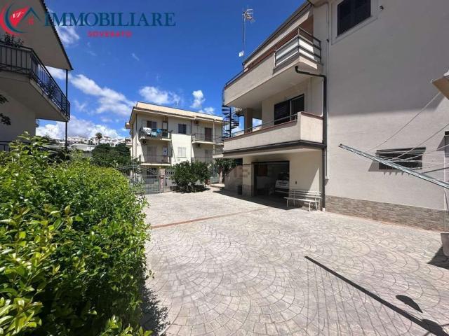 Case e ville in vendita di 326 m² in Via Leonida Repaci, 4