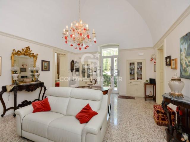 Case e ville in vendita di 327 m² in Via Benedetto Leuzzi