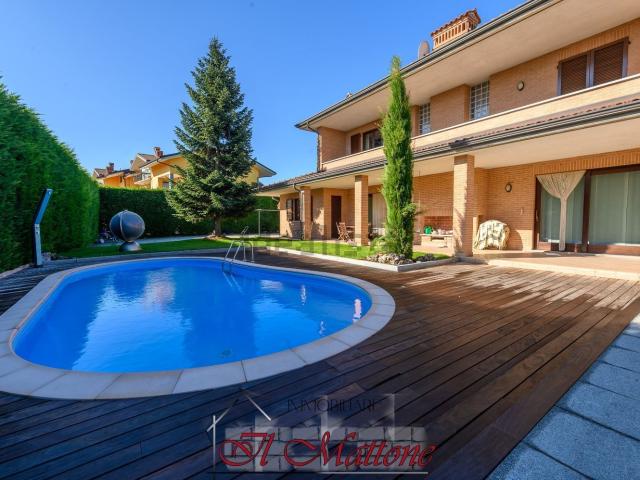 Case e ville in vendita di 327 m² in Via Donatori di Sangue, 5