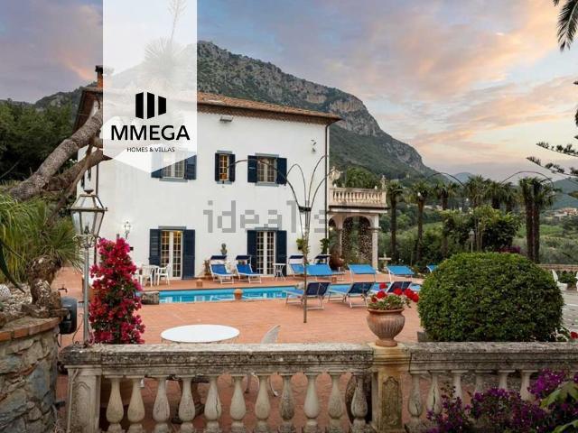 Case e ville in vendita di 327 m² in Via Provinciale Giungano