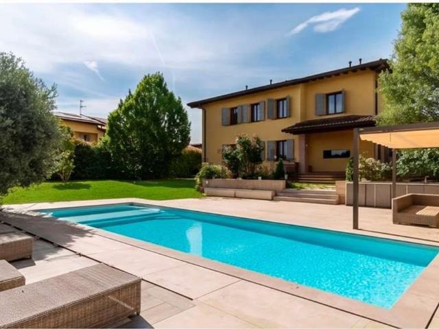 Case e ville in vendita di 327 m² in Via Ugo Saltini, 4